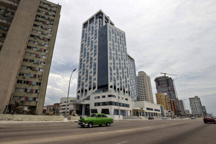 Imagen de archivo del hotel Grand Aston Habana en la zona del malecón habanero, poco antes de la retirada de la compañía indonesia Archipelago International de Cuba como resultado de las medidas de la Administración Trump. Foto: Ernesto Mastrascusa / EFE / Archivo.