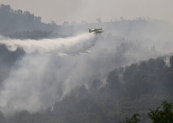 Trabajos de extinción en el incendio del Vall d'Uixó, en Castellón, que ha arrasado más de 7 mil hectáreas y en cuyo control trabajan más de 400 efectivos terrestres y 25 aéreos. Foto: Andreu Esteban / EFE.
