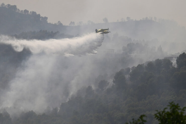 Trabajos de extinción en el incendio del Vall d'Uixó, en Castellón, que ha arrasado más de 7 mil hectáreas y en cuyo control trabajan más de 400 efectivos terrestres y 25 aéreos. Foto: Andreu Esteban / EFE.