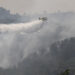 Trabajos de extinción en el incendio del Vall d'Uixó, en Castellón, que ha arrasado más de 7 mil hectáreas y en cuyo control trabajan más de 400 efectivos terrestres y 25 aéreos. Foto: Andreu Esteban / EFE.