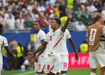Jude Bellingham (c) de Inglaterra celebra este sábado, al finalizar un partido por el tercer lugar del Mundial de la FIFA 2026 entre Francia e Inglaterra en el estadio Hard Rock en Miami (Estados Unidos). EFE/ Alberto Boal