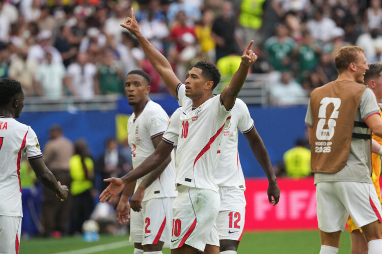 Jude Bellingham (c) de Inglaterra celebra este sábado, al finalizar un partido por el tercer lugar del Mundial de la FIFA 2026 entre Francia e Inglaterra en el estadio Hard Rock en Miami (Estados Unidos). EFE/ Alberto Boal