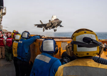 Miembros del servicio de EE. UU. a bordo del buque de asalto anfibio USS Boxer (LHD 4) apoyan operaciones de vuelo desde el mar Arábigo mientras el CENTCOM hace cumplir el bloqueo naval contra Irán. Foto: CENTCOM /EFE.