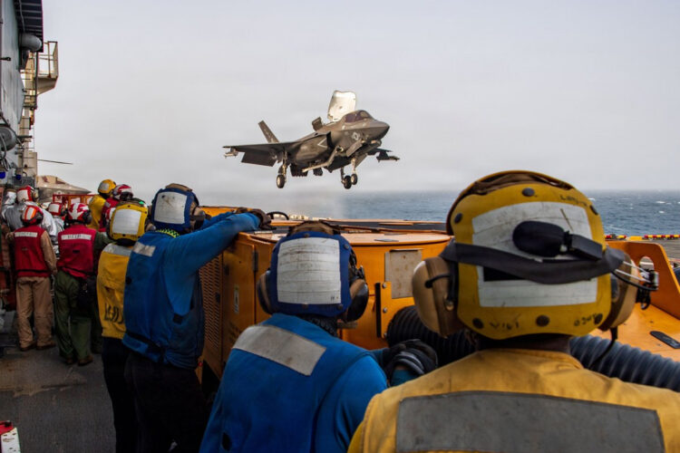 Miembros del servicio de EE. UU. a bordo del buque de asalto anfibio USS Boxer (LHD 4) apoyan operaciones de vuelo desde el mar Arábigo mientras el CENTCOM hace cumplir el bloqueo naval contra Irán. Foto: CENTCOM /EFE.