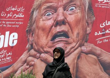 Mujer camina delante de un mensaje anti-Trump en Tehran. Foto: ABEDIN TAHERKENAREH/EFE/EPA.