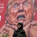 Mujer camina delante de un mensaje anti-Trump en Tehran. Foto: ABEDIN TAHERKENAREH/EFE/EPA.