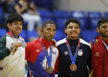 Orlando Polanco (2-i) de Cuba, medalla oro; Robin Jara (i) de México, medalla plata; Diego Calix (2-d) de El Salvador, medalla bronce y Willis García de Venezuela, medalla bronce posan en el podio de la final masculina 66kg de judo durante los XXV Juegos Centroamericanos y del Caribe Santo Domingo 2026, este sábado en Santo Domingo. Foto: Rodrigo Sura/EFE.