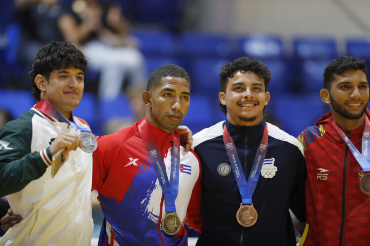 Orlando Polanco (2-i) de Cuba, medalla oro; Robin Jara (i) de México, medalla plata; Diego Calix (2-d) de El Salvador, medalla bronce y Willis García de Venezuela, medalla bronce posan en el podio de la final masculina 66kg de judo durante los XXV Juegos Centroamericanos y del Caribe Santo Domingo 2026, este sábado en Santo Domingo. Foto: Rodrigo Sura/EFE.