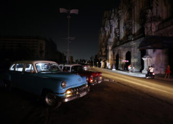 Personas transitan por una calle durante un apagón en La Habana. Foto: Ernesto Mastrascusa / EFE / Archivo.