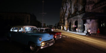 Personas transitan por una calle durante un apagón en La Habana. Foto: Ernesto Mastrascusa / EFE / Archivo.