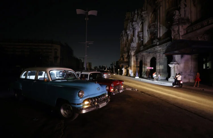 Personas transitan por una calle durante un apagón en La Habana. Foto: Ernesto Mastrascusa / EFE / Archivo.