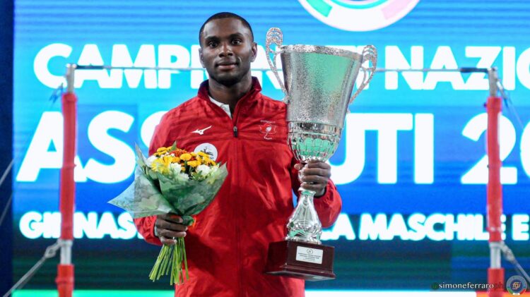 El cubano Manrique Larduet, campeón nacional de Italia en el concurso general de la gimnasia. Foto: Tomada del perfil de Facebook de la Federación Italiana de Gimnasia.
