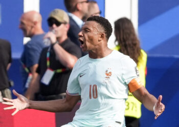 Kylian Mbappé celebra su gol ante Marruecos en los cuartos de final del Mundial de fútbol. Foto: Ángel Colmenares / EFE.