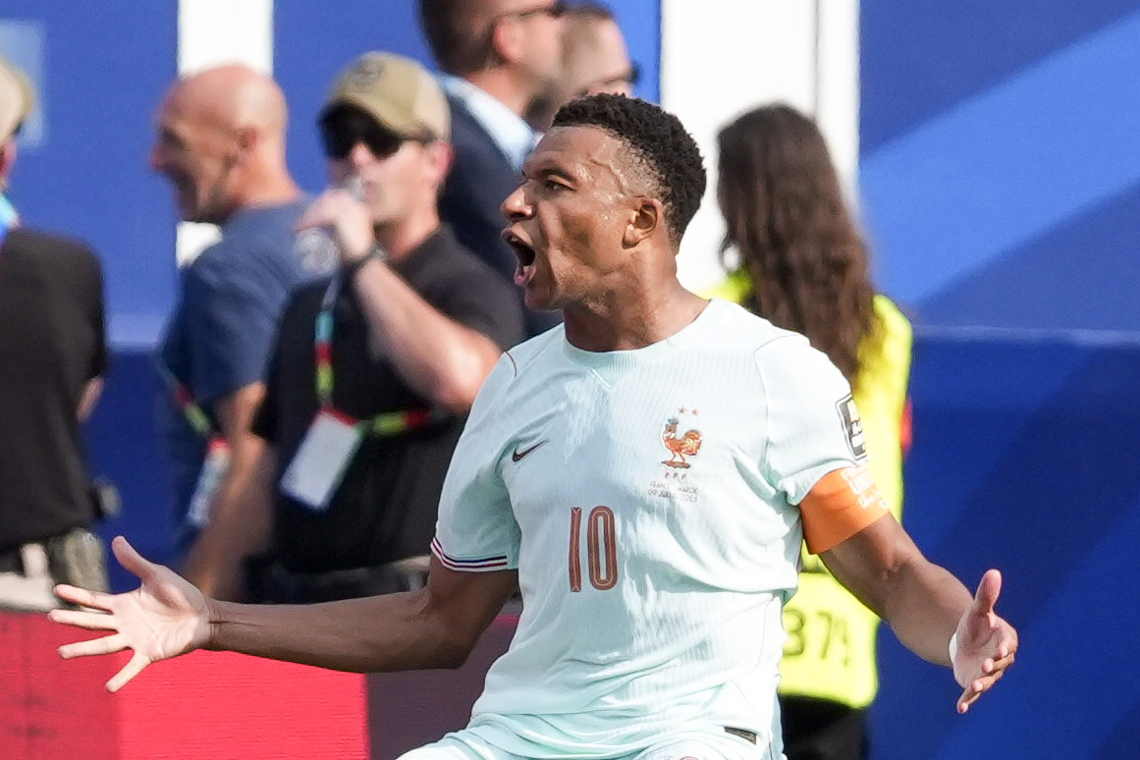 Kylian Mbappé celebra su gol ante Marruecos en los cuartos de final del Mundial de fútbol. Foto: Ángel Colmenares / EFE.