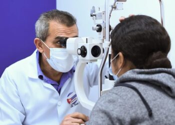 Un médico cubano atiende a una paciente en el Hospital Oftalmológico en Villa Nueva, Guatemala. Foto: Alex Cruz / EFE / Archivo.