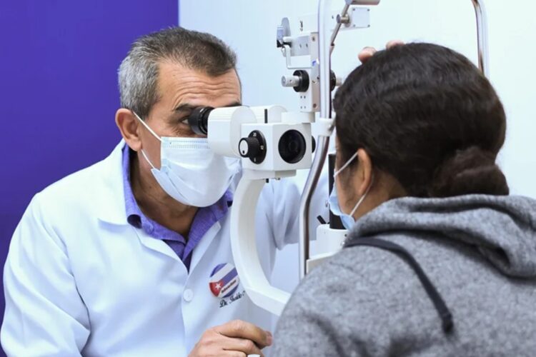 Un médico cubano atiende a una paciente en el Hospital Oftalmológico en Villa Nueva, Guatemala. Foto: Alex Cruz / EFE / Archivo.