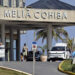 Personas caminan frente a un hotel de la cadena hotelera española Meliá este martes, en La Habana. Foto: Ernesto Mastrascusa/EFE.