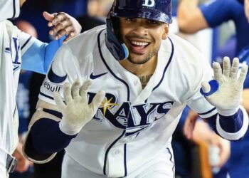 El cubano Víctor Mesa Jr. celebra uno de sus cuadrangulares en la temporada 2026. Foto: @raysbaseball / Instagram.