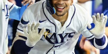 El cubano Víctor Mesa Jr. celebra uno de sus cuadrangulares en la temporada 2026. Foto: @raysbaseball / Instagram.