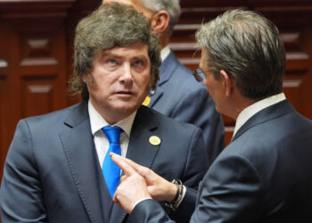 Javier Milei (i), habla con su homólogo de Bolivia, Rodrigo Paz, durante los actos oficiales de la transmisión de mando e investidura de la presidenta electa de Perú, Keiko Fujimori, este martes en Lima. Foto: Guadalupe Pardo/EFE.