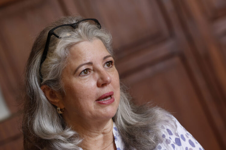 La periodista cubana Mirta Ojito, ganadora de Pulitzer (2001) y un Emmy (2017), autora de la novela “La memoria de las olas”. Foto: Elvira Urquijo Á. / EFE.
