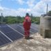 Un voluntario de la Cruz Roja junto a paneles solares instalados por esa entidad en un centro de salud de la provincia de Granma. Foto: Radio Ciudad Monumento / Facebook.