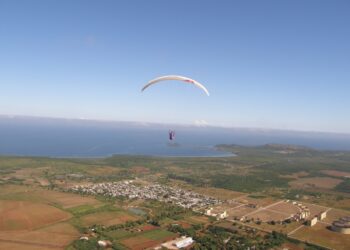 Vuelo en parapente en la Isla de la Juventud. Foto: volarencuba.blogspot.com / Archivo.