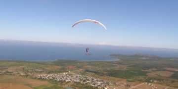 Vuelo en parapente en la Isla de la Juventud. Foto: volarencuba.blogspot.com / Archivo.
