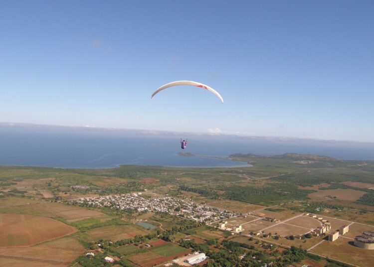 Vuelo en parapente en la Isla de la Juventud. Foto: volarencuba.blogspot.com / Archivo.