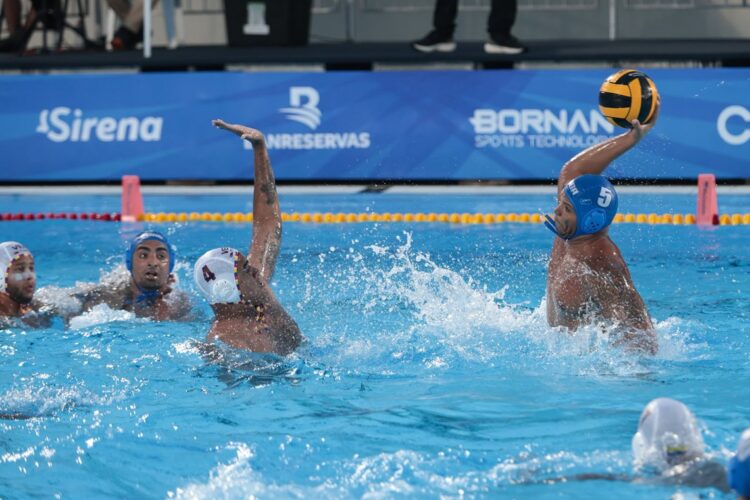 Jugada del partido de polo acuático entre Cuba y Venezuela, en los Juegos Centroamericanos y del Caribe Santo Domingo 2026, ganado cerradamente por los cubanos con pizarra de 15-14. Foto: Tomada del perfil de Facebook de JIT Deporte Cubano.