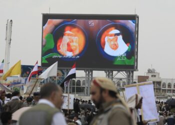 Una pantalla muestra al príncipe heredero de Arabia Saudita, Mohammed bin Salman (izq.), y al presidente de los Emiratos Árabes Unidos, Mohammed bin Zayed, mientras partidarios hutíes protestan contra Arabia Saudita en Saná, Yemen, el 17 de julio de 2026. Foto: YAHYA ARHAB/EFE/EPA.