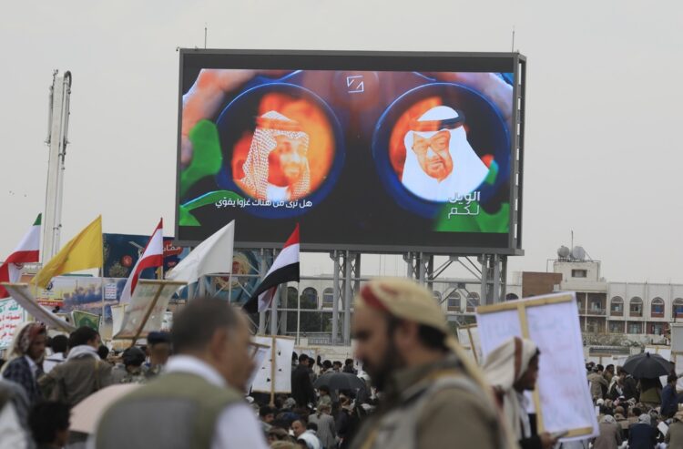 Una pantalla muestra al príncipe heredero de Arabia Saudita, Mohammed bin Salman (izq.), y al presidente de los Emiratos Árabes Unidos, Mohammed bin Zayed, mientras partidarios hutíes protestan contra Arabia Saudita en Saná, Yemen, el 17 de julio de 2026. Foto: YAHYA ARHAB/EFE/EPA.