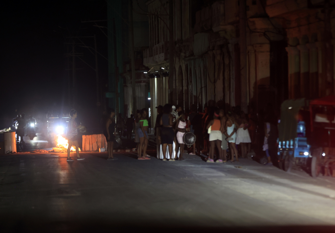 Personas participan en una protesta por falta de electricidad en una calle de La Habana. Foto: Ernesto Mastrascusa / EFE.
