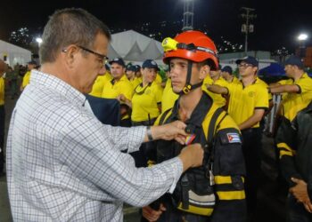 Condecoran a rescatistas cubanos tras los terremotos en Venezuela. Foto: Embajada de Cuba en Venezuela.