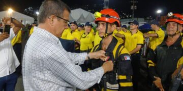 Condecoran a rescatistas cubanos tras los terremotos en Venezuela. Foto: Embajada de Cuba en Venezuela.