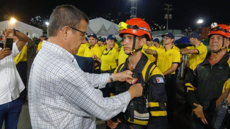 Condecoran a rescatistas cubanos tras los terremotos en Venezuela. Foto: Embajada de Cuba en Venezuela.
