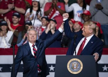 Donald Trump saluda al senador republicano Lindsey Graham, de Carolina del Sur, durante un mitin de campaña para su reelección en el North Charleston Coliseum, en North Charleston, Carolina del Sur, EE. UU., el 28 de febrero de 2020. Foto: EFE/EPA/AL DRAGO.