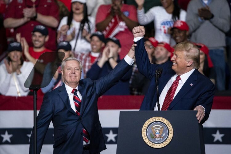 Donald Trump saluda al senador republicano Lindsey Graham, de Carolina del Sur, durante un mitin de campaña para su reelección en el North Charleston Coliseum, en North Charleston, Carolina del Sur, EE. UU., el 28 de febrero de 2020. Foto: EFE/EPA/AL DRAGO.