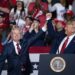Donald Trump saluda al senador republicano Lindsey Graham, de Carolina del Sur, durante un mitin de campaña para su reelección en el North Charleston Coliseum, en North Charleston, Carolina del Sur, EE. UU., el 28 de febrero de 2020. Foto: EFE/EPA/AL DRAGO.