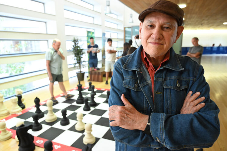 El Gran Maestro Internacional cubano Silvino García , participa con una conferencia en el XXXIX Magistral de Ajedrez Ciudad de León. Foto: EFE/J. Casares