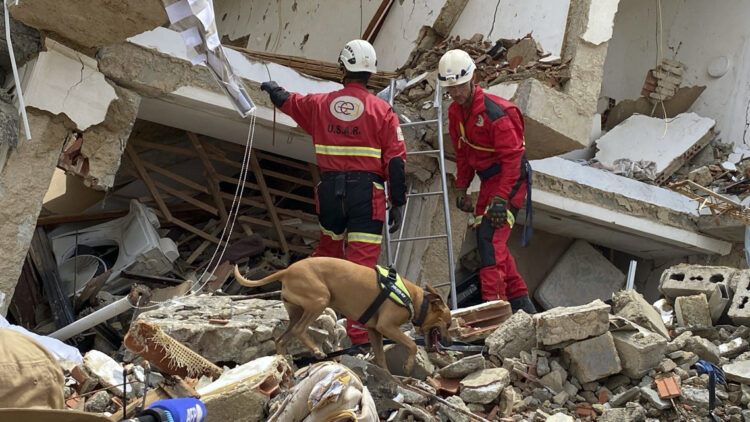 Rescatistas laboran en la búsqueda de víctimas y sobrevivientes tras los terremotos en Venezuela. Foto: Gea / EFE.