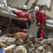 Rescatistas laboran en la búsqueda de víctimas y sobrevivientes tras los terremotos en Venezuela. Foto: Gea / EFE.