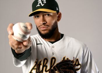 El lanzador cubano Yunior Tur ascendió a la MLB con los Atléticos. Foto: @MLBPipeline / X.