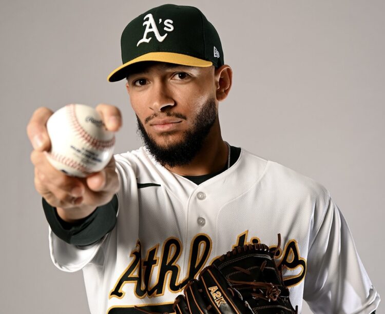El lanzador cubano Yunior Tur ascendió a la MLB con los Atléticos. Foto: @MLBPipeline / X.