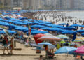 Vista general de la playa de Benidorm durante el primer día de julio, en el que la Comunitat Valenciana acoge a un gran número de visitantes estivales. Foto: EFE/MORELL.