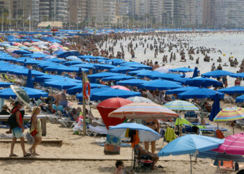 Vista general de la playa de Benidorm durante el primer día de julio, en el que la Comunitat Valenciana acoge a un gran número de visitantes estivales. Foto: EFE/MORELL.