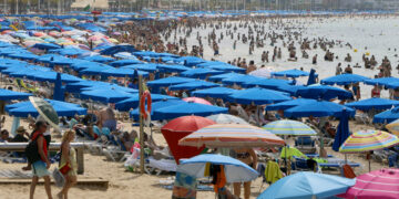 Vista general de la playa de Benidorm durante el primer día de julio, en el que la Comunitat Valenciana acoge a un gran número de visitantes estivales. Foto: EFE/MORELL.