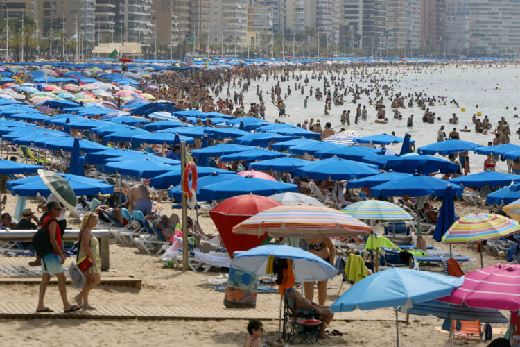 Vista general de la playa de Benidorm durante el primer día de julio, en el que la Comunitat Valenciana acoge a un gran número de visitantes estivales. Foto: EFE/MORELL.