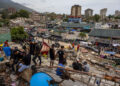 Personas observan edificios colapsados por los terremotos este martes, en La Guaira (Venezuela). Foto: Miguel Gutiérrez/EFE.