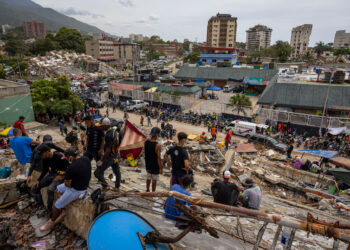 Personas observan edificios colapsados por los terremotos este martes, en La Guaira (Venezuela). Foto: Miguel Gutiérrez/EFE.